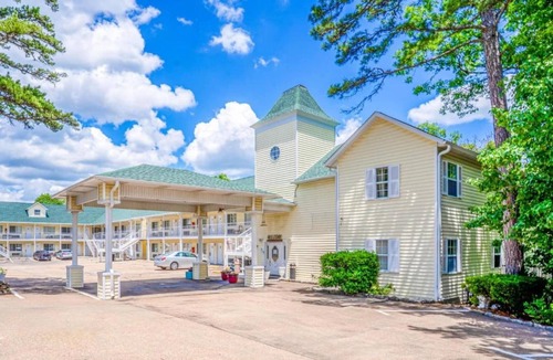 Eureka Springs Apartment | Premium 2 Queen Beds with Balcony