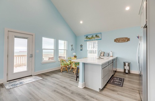 Galveston House | Prime | Beachfront | Large Deck | Pet-Friendly