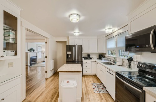 Lower Queen Anne House | Prime Location walk to attractions w Free Parking