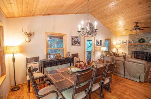 Piney Creek House | Prime Secluded Location- 5 Mins to State Park, Hot Tub, Dogs Welcome