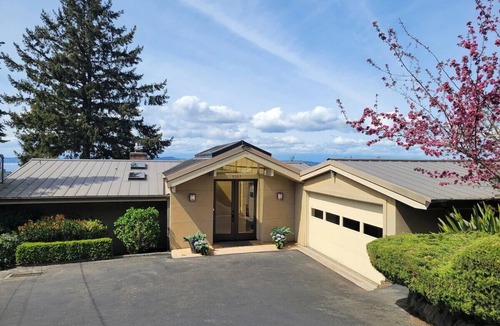 North Admiral House | Pritchard's Perch - private 2.5 acre in-city property, views from every room!