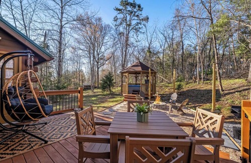 Sevierville Cabin | Privacy-Modern Updates-Hot Tub-Sevierville-Couples, Friends or Small Families