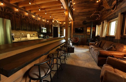 Lee City House | Private 600 Acres | Wifi | Hot Tub | Wolf Pen