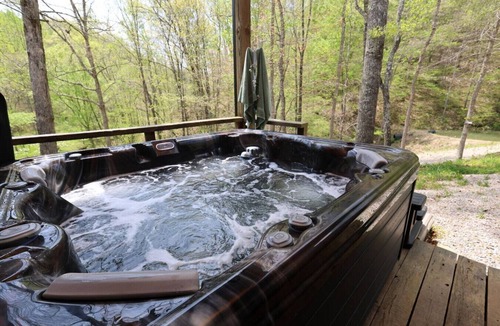 Lee City House | Private 600 Acres | Wifi | Hot Tub | Wolf Pen
