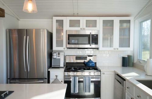 Tryon House | Private Family Cottage 3BR 2 BATH - 2 min to TIEC | The Orange Door
