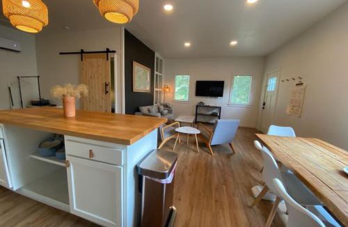 Knoxville House | Private Guesthouse - Quiet Space