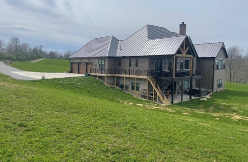 Dry Ridge House | Private Lake Front Getaway with Amazing views mins from ARK