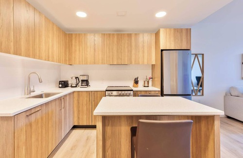 Fenway–Kenmore Apartment | Private Modern Apt with Kitchen and Gym