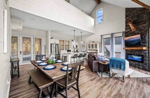 Sevierville Cabin | Private Pool - Kayaks - Hot Tub - Sevierville Luxe