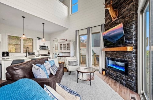 Sevierville Cabin | Private Pool - Kayaks - Hot Tub - Sevierville Luxe