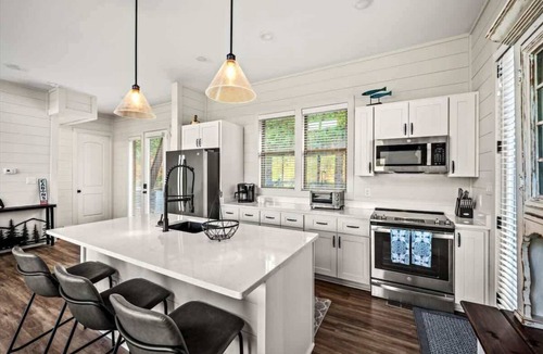 Sevierville Cabin | Private Pool - Kayaks - Hot Tub - Sevierville Luxe