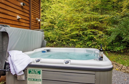 McHenry Cabin | Private retreat with Nature at its best! Hot Tub, Lake & ski, Arcade & Games.
