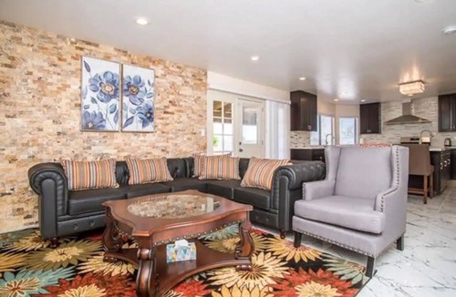Chinatown House | Private Room with a Queen Bed and Private Bathroom
