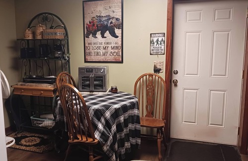 Newland House | Private Studio w/Bath, Laundry, Cooking, River Access, Storage, Large Dogs OK.