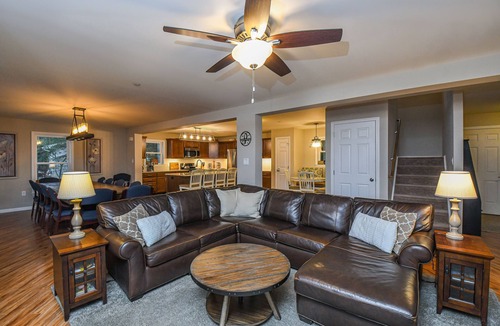 Oakland House | Putter Place | Gorgeous Lakefront, Water Views!