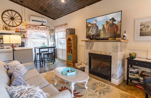 Blowing Rock Cottage | Quaint Cottage Overlooking Pond & Gardens
