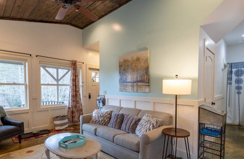 Blowing Rock Cottage | Quaint Cottage Overlooking Pond & Gardens
