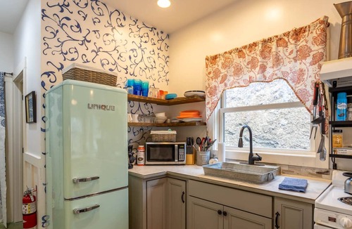 Blowing Rock Cottage | Quaint Cottage Overlooking Pond & Gardens