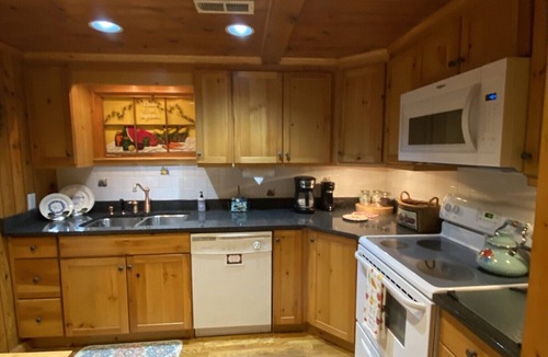 Blowing Rock Cottage | quaint cottage w/hotub & firepit-2 min -downtown Blowing Rock-pet friendly