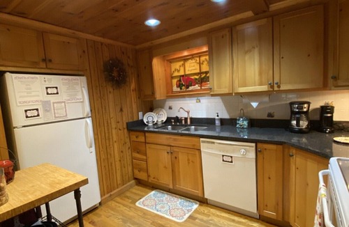 Blowing Rock Cottage | quaint cottage w/hotub & firepit-2 min -downtown Blowing Rock-pet friendly