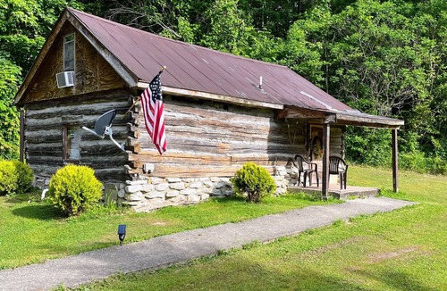 Stanton Cabin | Quaint old fashioned cabin, Loft, Grill, Fire Pit!