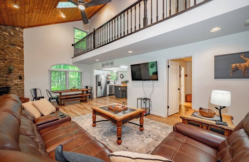 McHenry House | Quaint Retreat w/Fire Pit & Hot Tub!