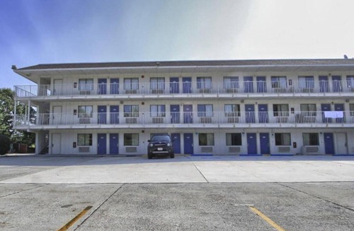 Camp Hill Apartment | Queen Bed|Smk|New Cumberland, PA