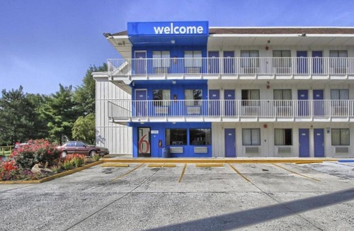 Camp Hill Apartment | Queen Bed|Smk|New Cumberland, PA