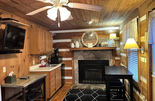 Blowing Rock Cabin | Queen Cozy Cabin on Main St