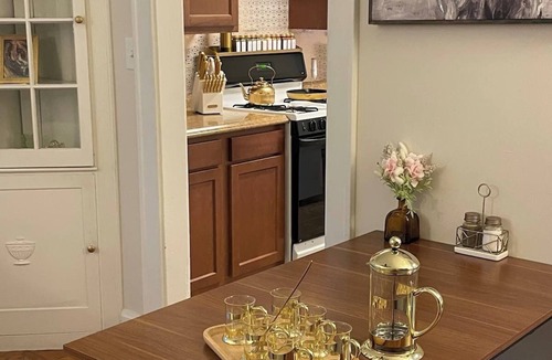 Oakley Apartment | Queen & King 2 Bedroom, 15 minutes from anything, private drive