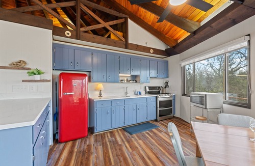 Basye House | Quirky & Unique Treehouse with 360 views, Hike, Lake, Golf