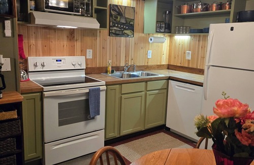 Hampton Cabin | Rambler's Rest - Creekview 2bdr, 2ba near Cherokee Nat forest - Hampton TN