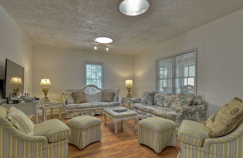 Williamstown House | Rare Gem on the Banks of the Toccoa River-Walking Distance to Town with Restaurants & Breweries