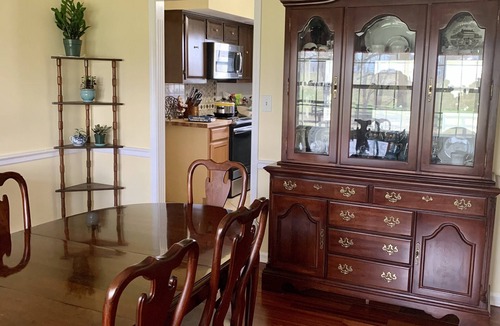 Versailles House | Raven Fox Farm-Country Charm! 5 BR Only 8 miles from Keeneland and BG Airport
