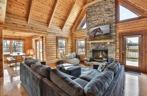 Shelbyville Villa | Rec Farm-Log Cabin on Farm, Lake, Hot Tub,Arcade, Pickleball