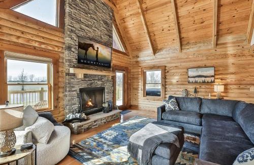 Shelbyville Villa | Rec Farm-Log Cabin on Farm, Lake, Hot Tub,Arcade, Pickleball
