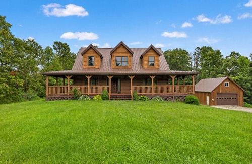 Rogers House | Red River Gorge Family Cabin + Hot Tub