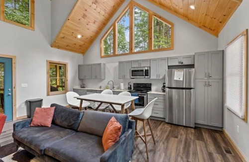 Campton Cabin | Red River Gorge Hot Tub Firepit Wi-Fi Tucked Away