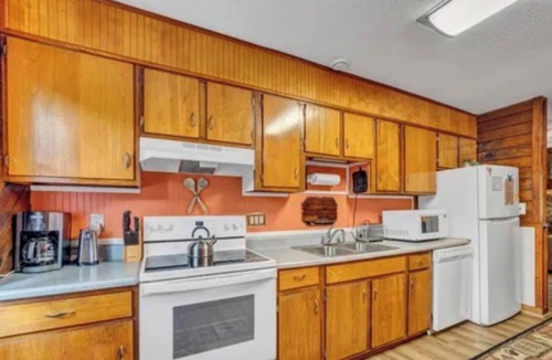 Banner Elk Cabin | Red Rock Adventure - Downtown, Hike, Fish