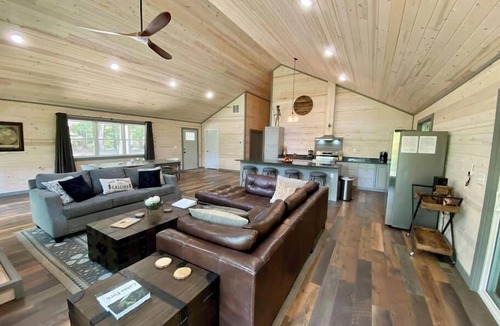 Rogers Cabin | Red Route One - Mega LUX Cabin - Hot Tub - Pool Table - Central Location