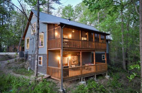 Rogers House | Red Route One - Mega LUX Cabin - Hot Tub - Pool Table - Central Location