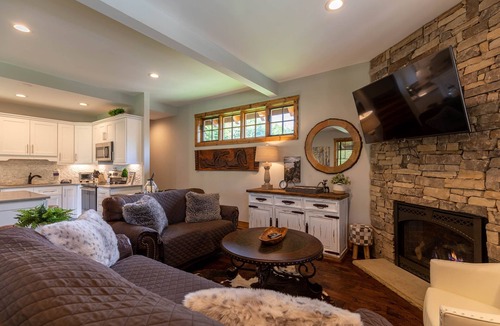 Elk Park House | Reel Relaxing at Eagles Nest River Club 2,000ft Elk River Frontage! Pets ok!