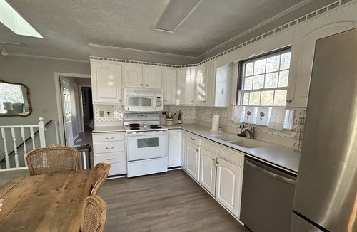 Newland Cottage | Refreshed Cozy "French Style" Cottage