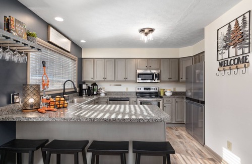 Berkeley Springs Cabin | 🕶️RELAX Here🌺5 MASTER suites🌲PREMIER HOST🥇Close to town🪴Peaceful Wooded Setting⭐️