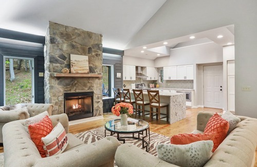 Berkeley Springs House | 🕶️RELAX Here☀️WOW🌱5 bdrm 6 ba🫧PREMIER HOST😎5 STAR Mountainside getaway🪷HOT TUB