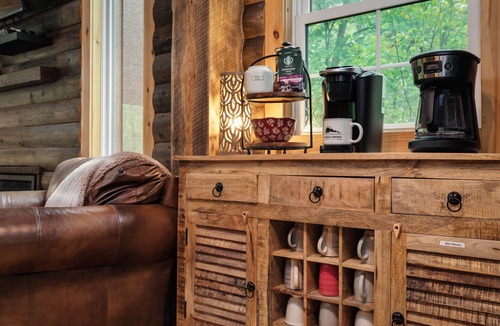 Berkeley Springs Cabin | 🕶️RELAX Here🪴WOW it’s STUNNING🌺PREMIER HOST🌟5 STAR Cabin🪵Close to TOWN🌙Hot Tub