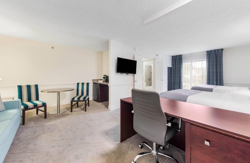 Blue Ash Hotel | Relax in Luxe Room Near Dororthy Francis Rec Area – Just 1.9 Miles Away