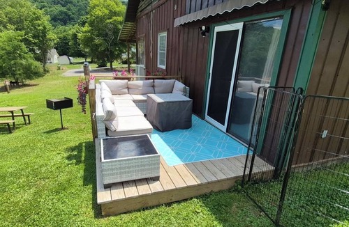 Roan Mountain Cottage | Relax Inn Creekside. 2-bedroom cottage in beautiful Roan Mtn w/incredible views