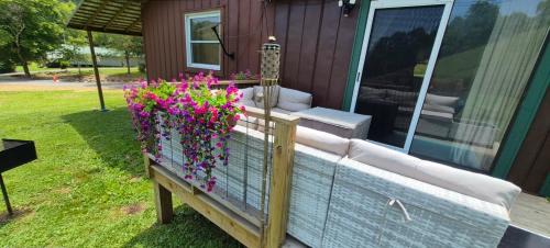 Roan Mountain House | Relax Inn Creekside