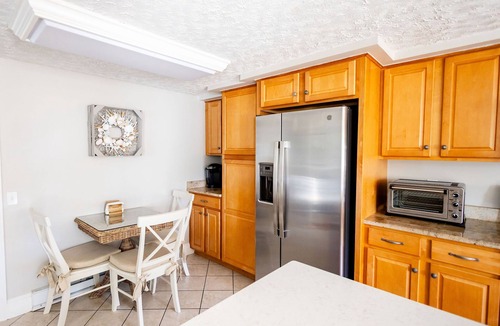 Newport East House | Relaxing Charmer Near Newport ; super cozy, clean & great for groups!